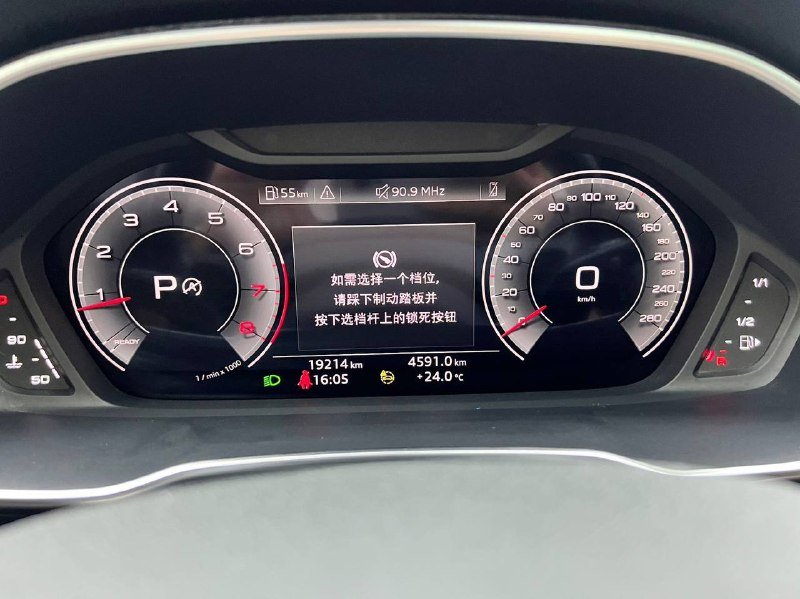 Audi Q3 2022 фото 9