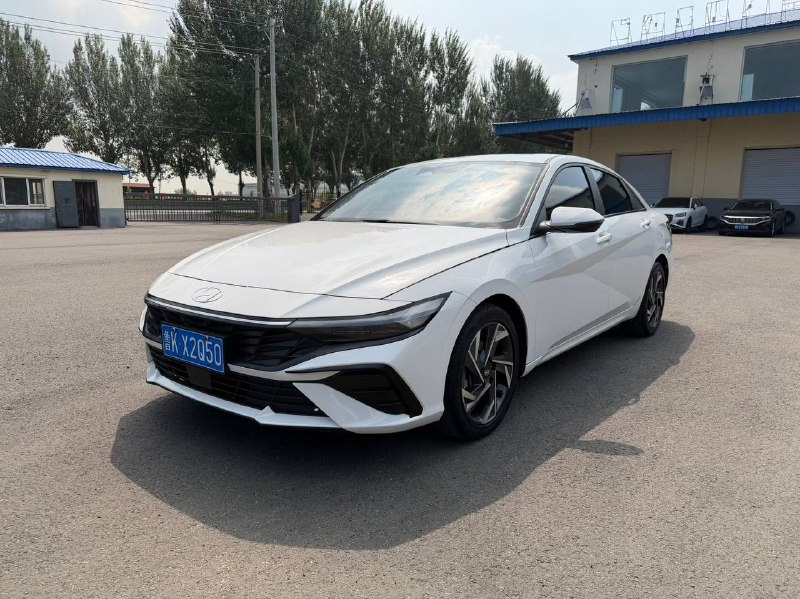 Hyundai Elantra 2023 фото 1