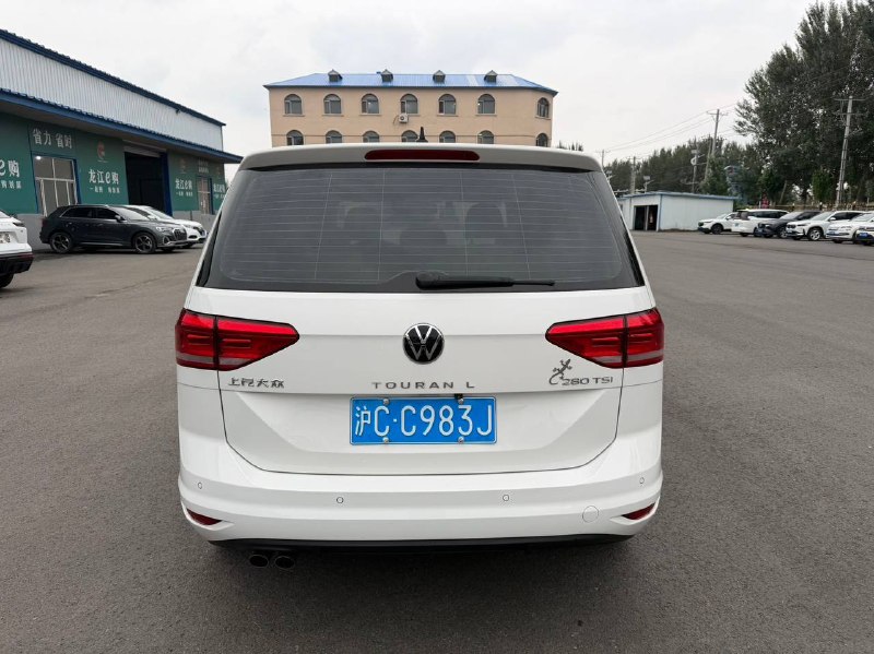 Volkswagen Touran 2024 фото 3