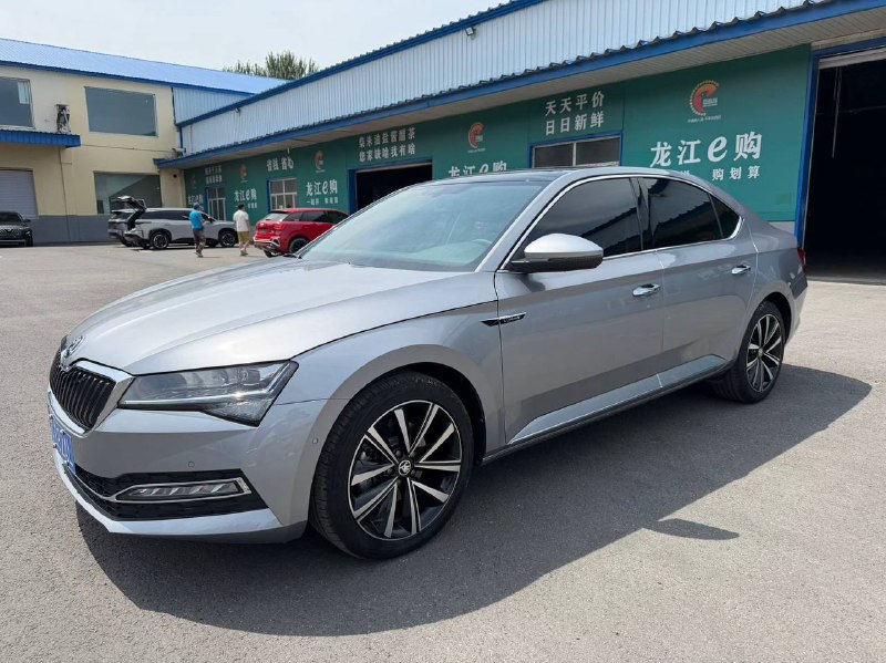 Skoda Superb 2024 фото 1